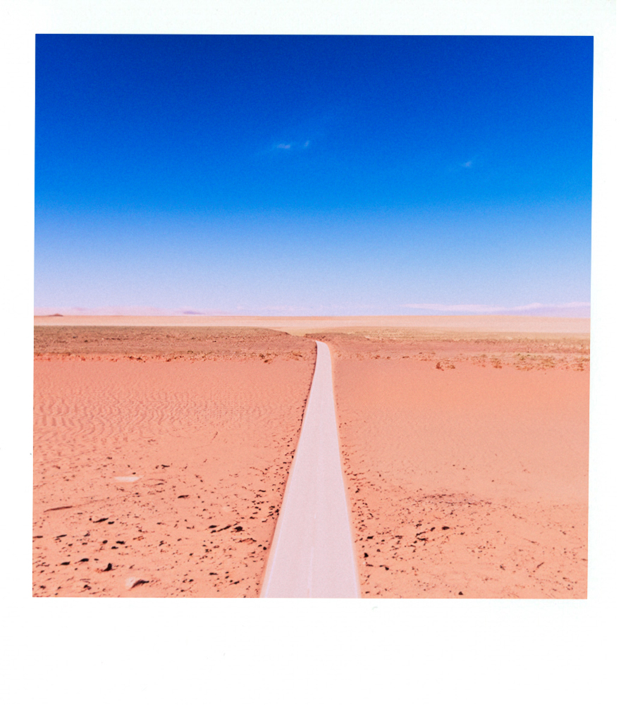 polaroid di una strada nel deserto